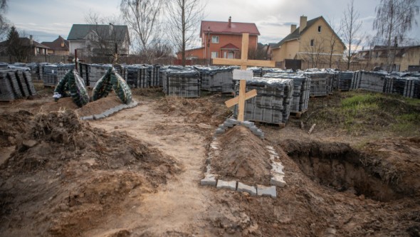 „Ce este groapa aceasta în grădina mea?"/„Este mormântul tău". O bătrână din zona Kiev a văzut îngrozită cum rușii îi pregăteau moartea